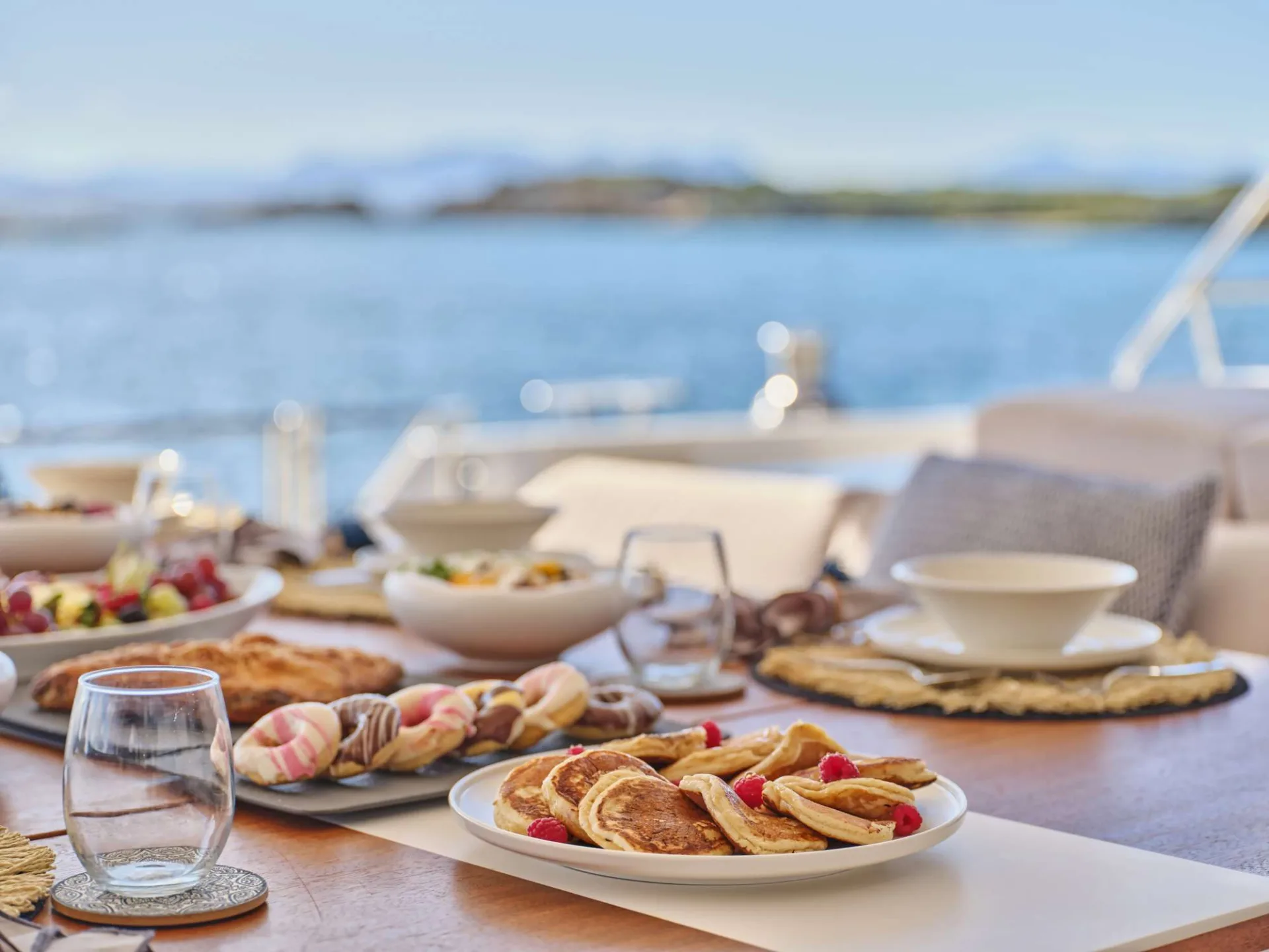 Power 67 MAJESTY OF GREECE – Breakfast on the aft deck
