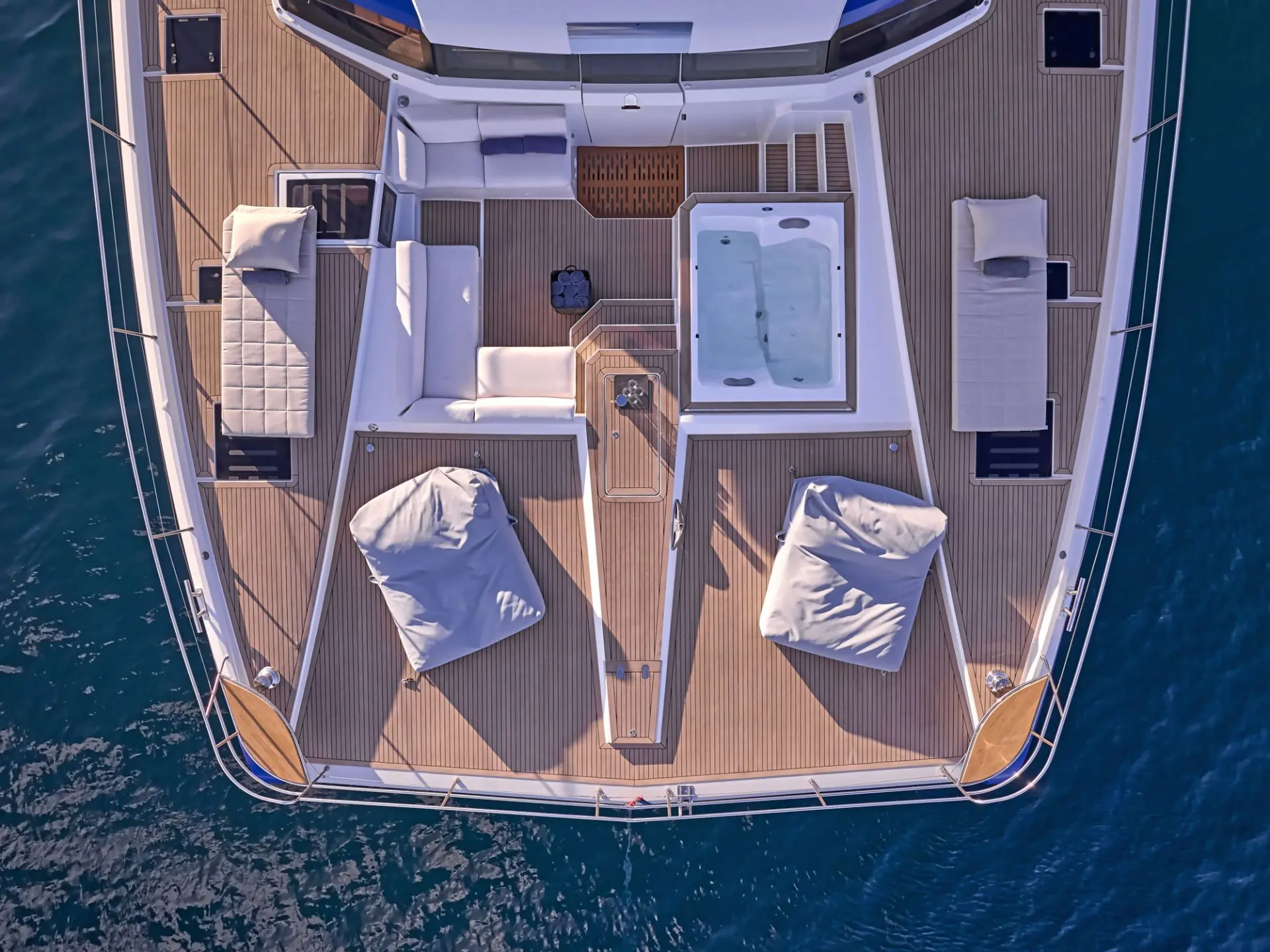 Power 67 MAJESTY OF GREECE – Aerial view of the foredeck