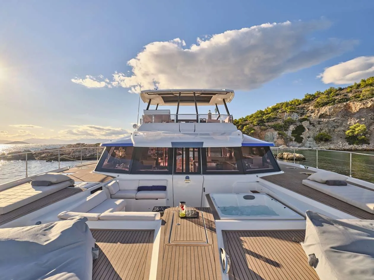Power 67 MAJESTY OF GREECE – Foredeck