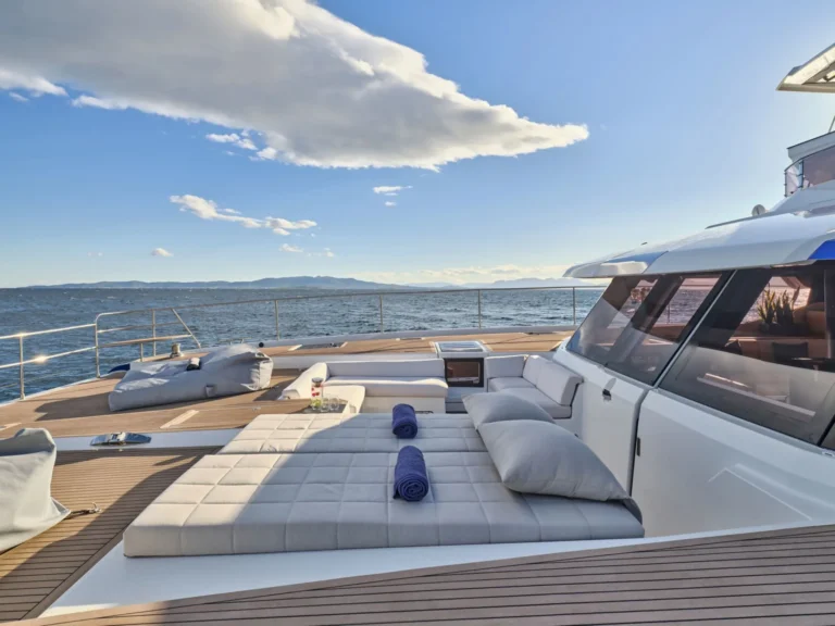 Power 67 MAJESTY OF GREECE – Foredeck sunbeds