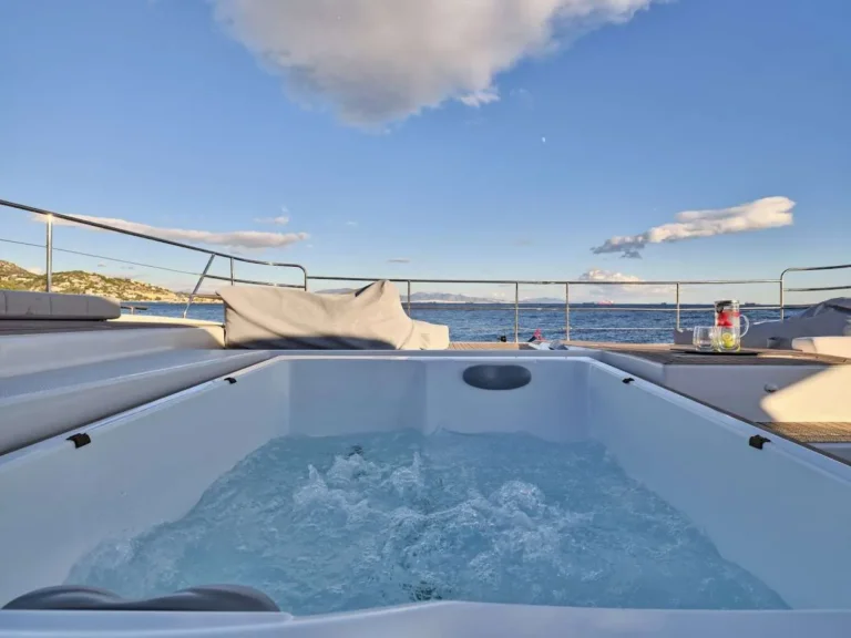 Power 67 MAJESTY OF GREECE – Foredeck Jacuzzi
