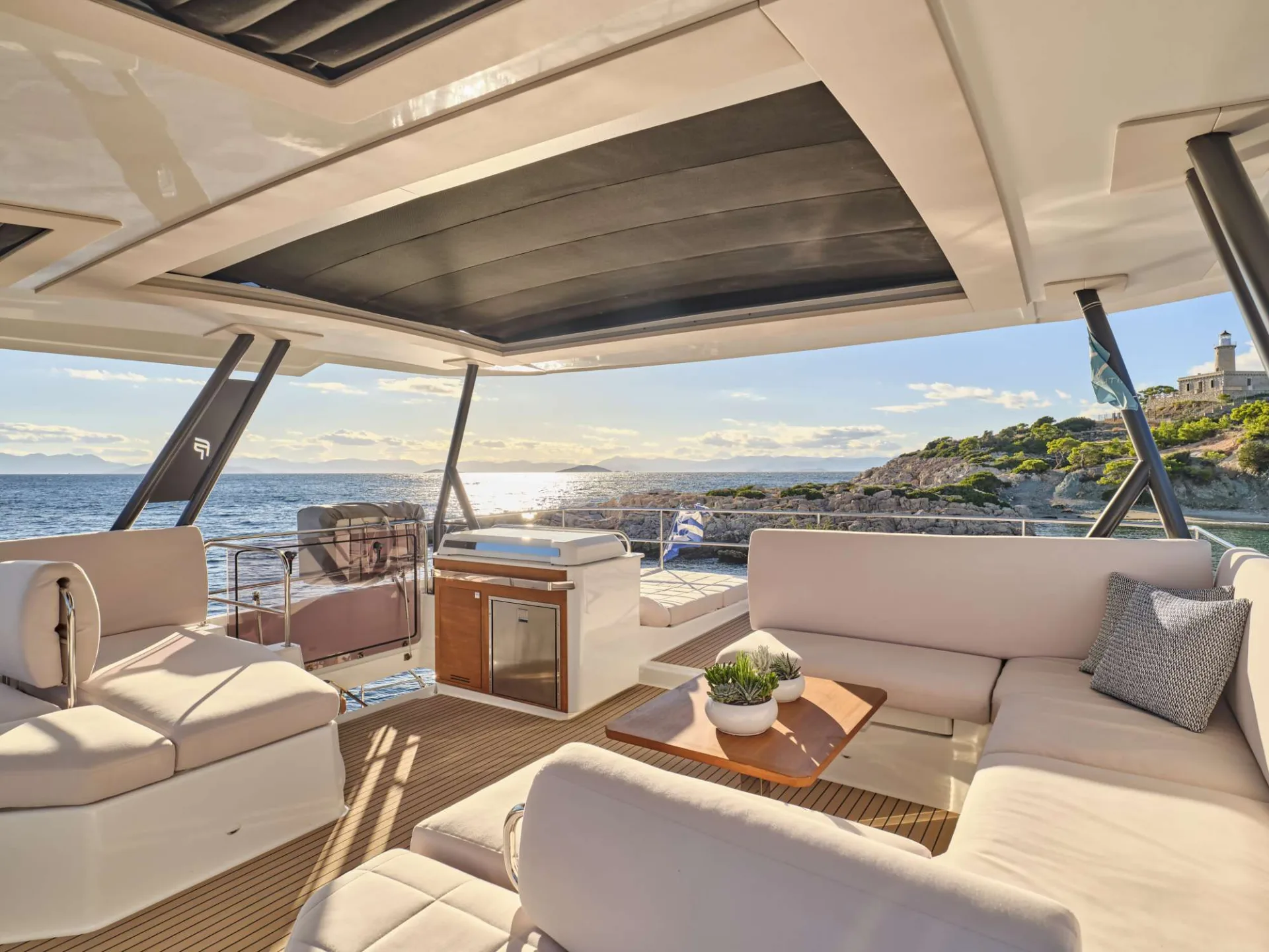 Power 67 MAJESTY OF GREECE – Flybridge lounge