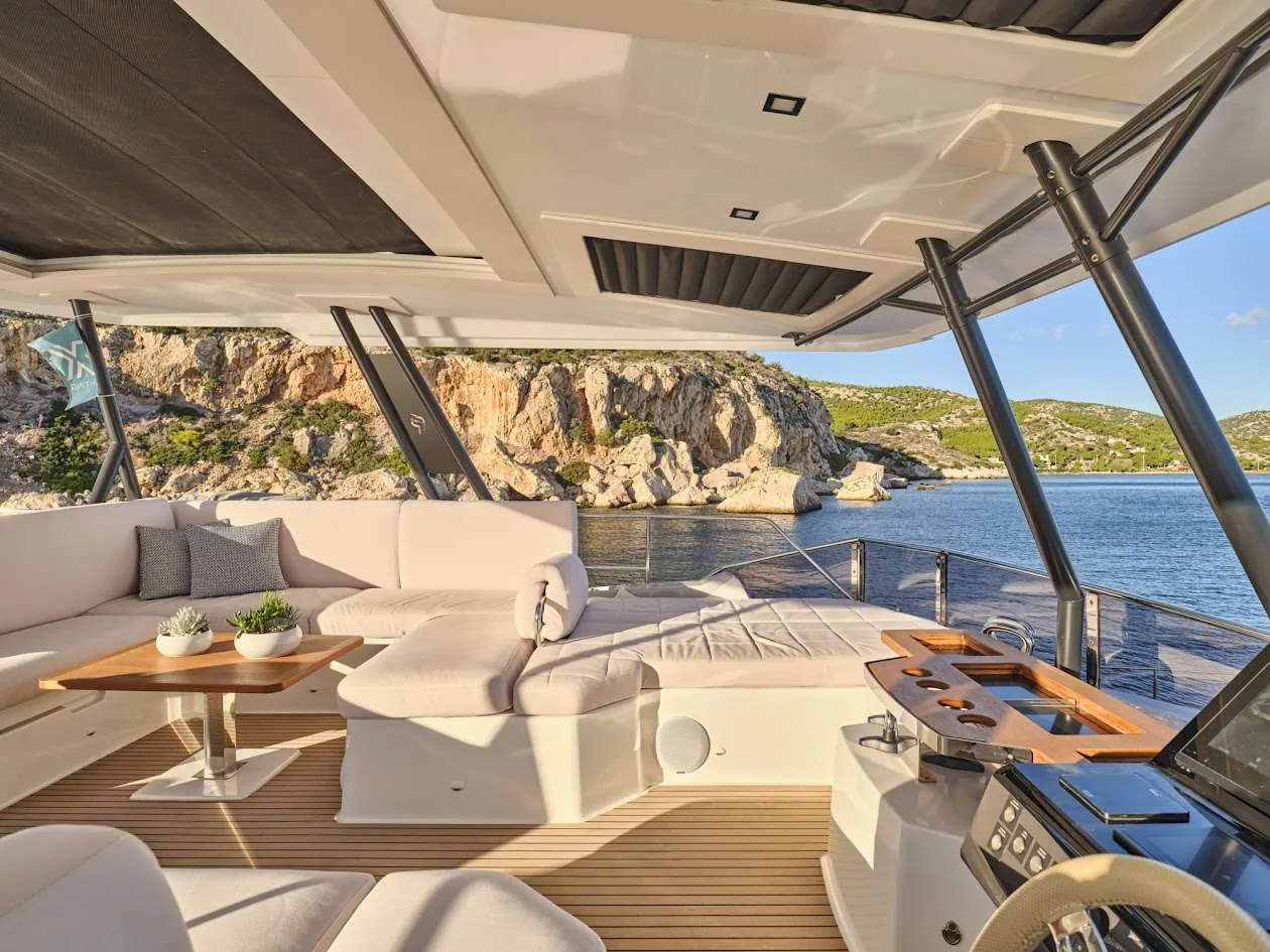 Power 67 MAJESTY OF GREECE – Flybridge helm and lounge