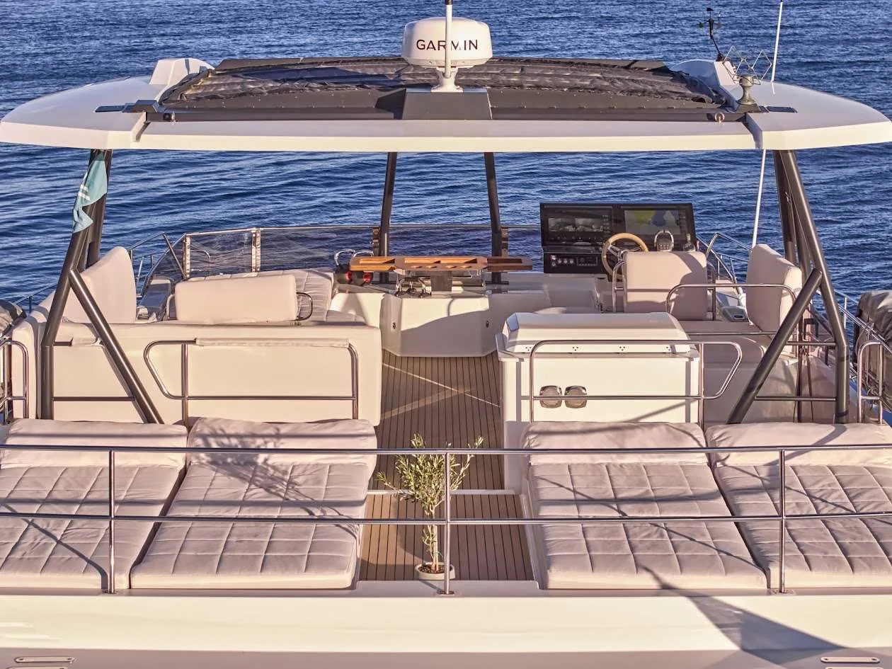 Power 67 MAJESTY OF GREECE – Flybridge sunbeds