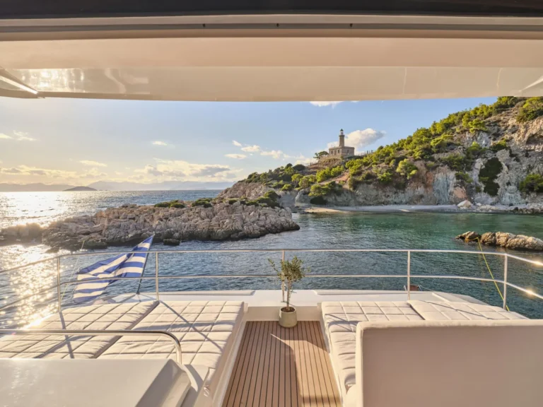 Power 67 MAJESTY OF GREECE – Flybridge view