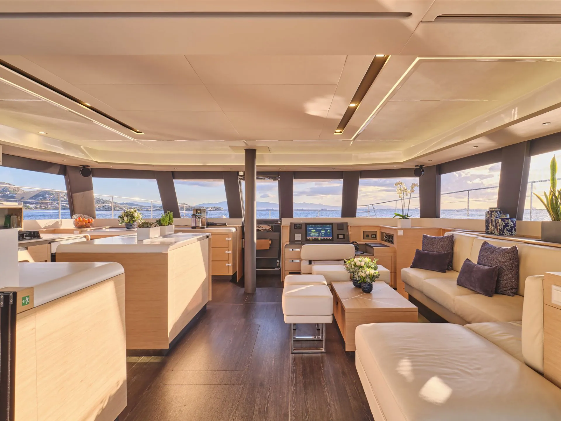 Power 67 MAJESTY OF GREECE – Main saloon