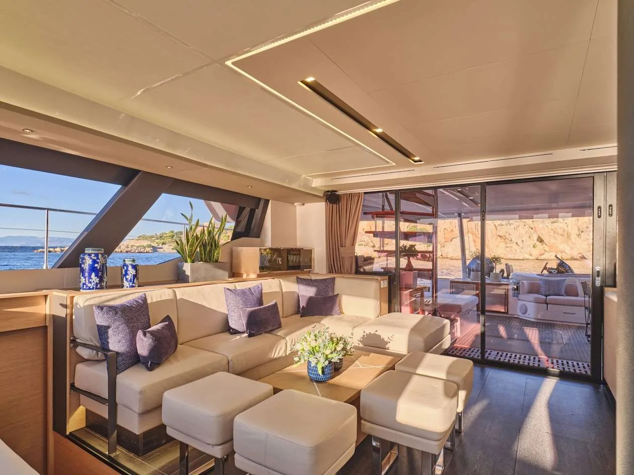 Power 67 MAJESTY OF GREECE – Saloon lounge