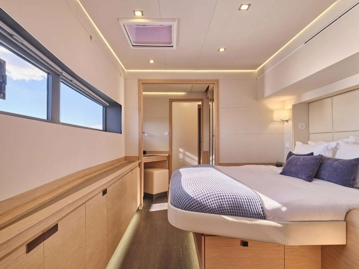 Power 67 MAJESTY OF GREECE – Owner's suite bed
