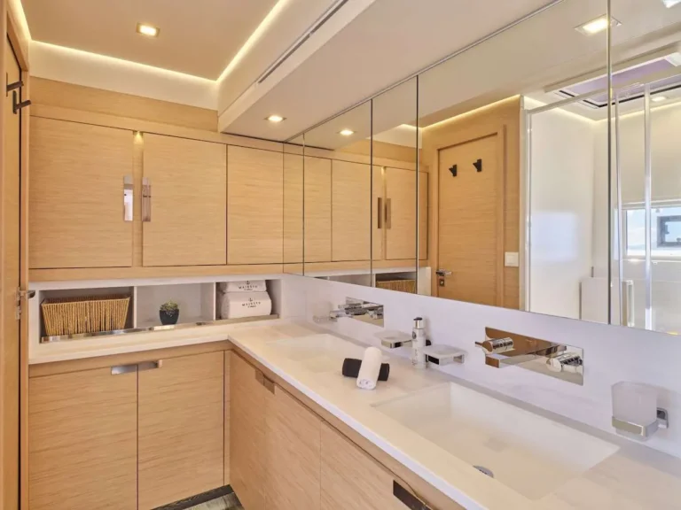 Power 67 MAJESTY OF GREECE – Owner's suite bathroom
