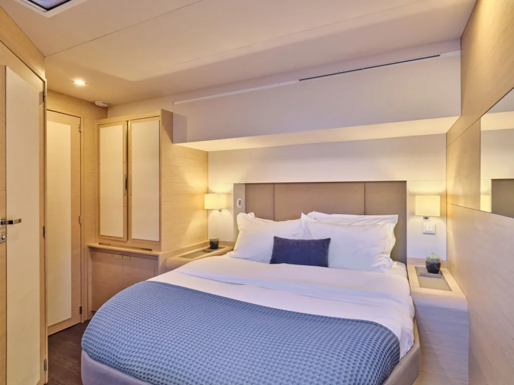 Power 67 MAJESTY OF GREECE – Queen guest cabin