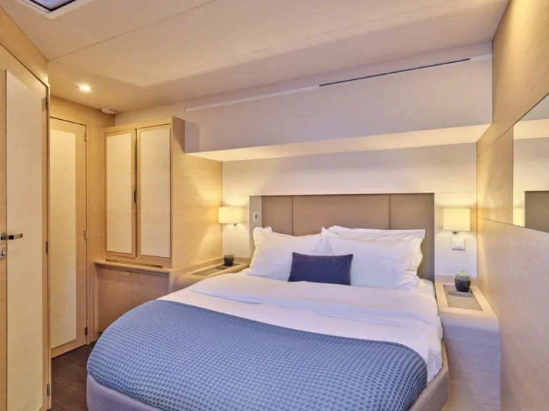 Power 67 MAJESTY OF GREECE – Queen guest cabin