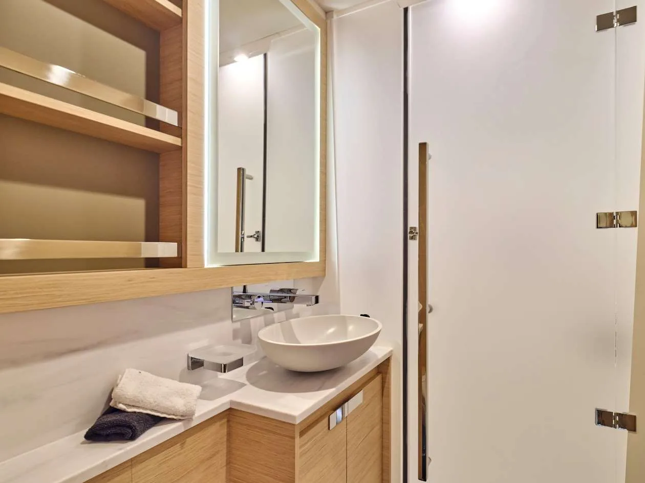 Power 67 MAJESTY OF GREECE – Guest cabin bathroom