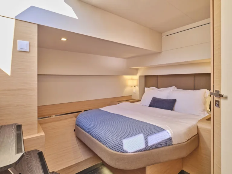 Power 67 MAJESTY OF GREECE – Queen guest cabin