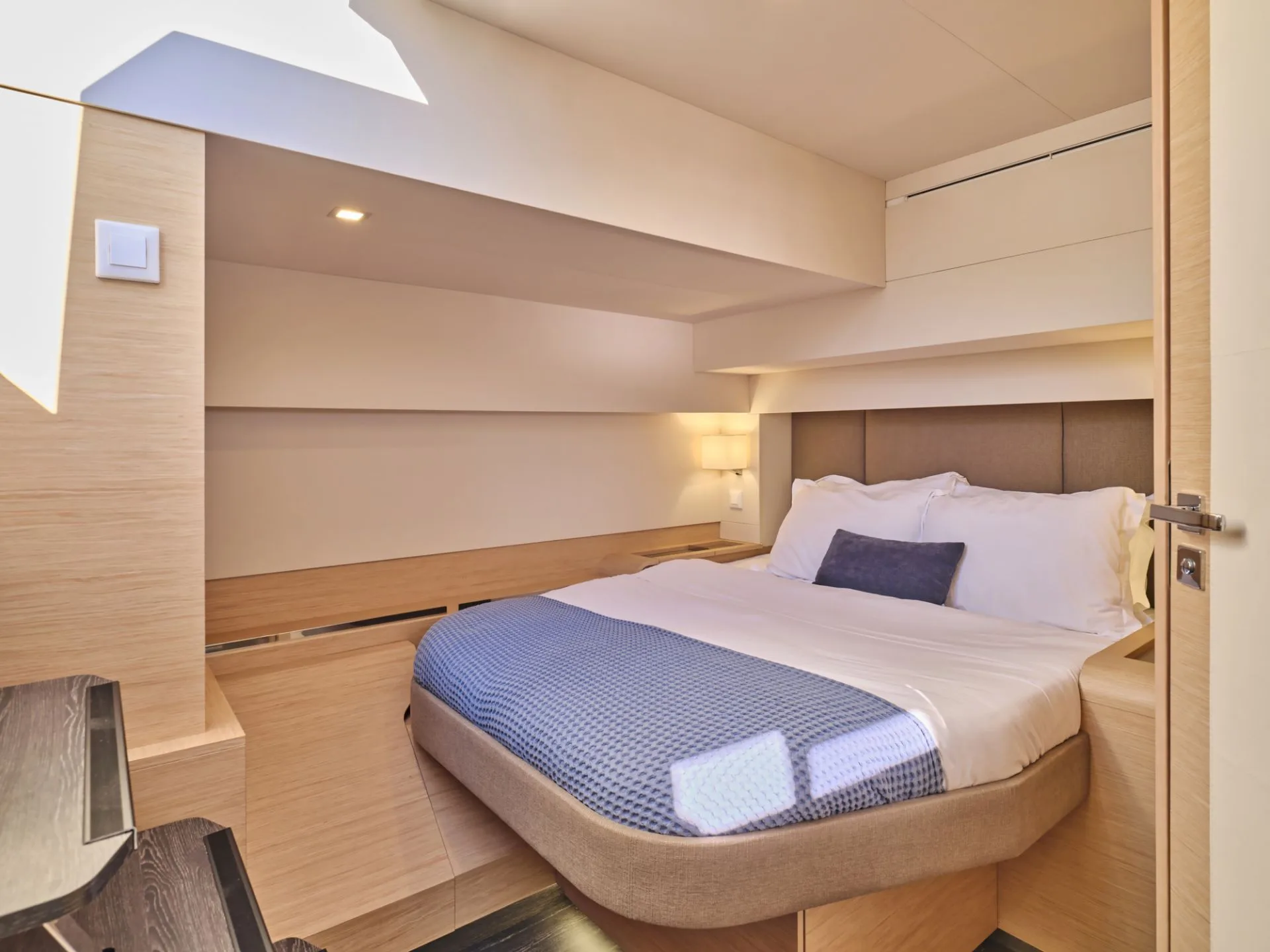 Power 67 MAJESTY OF GREECE – Queen guest cabin
