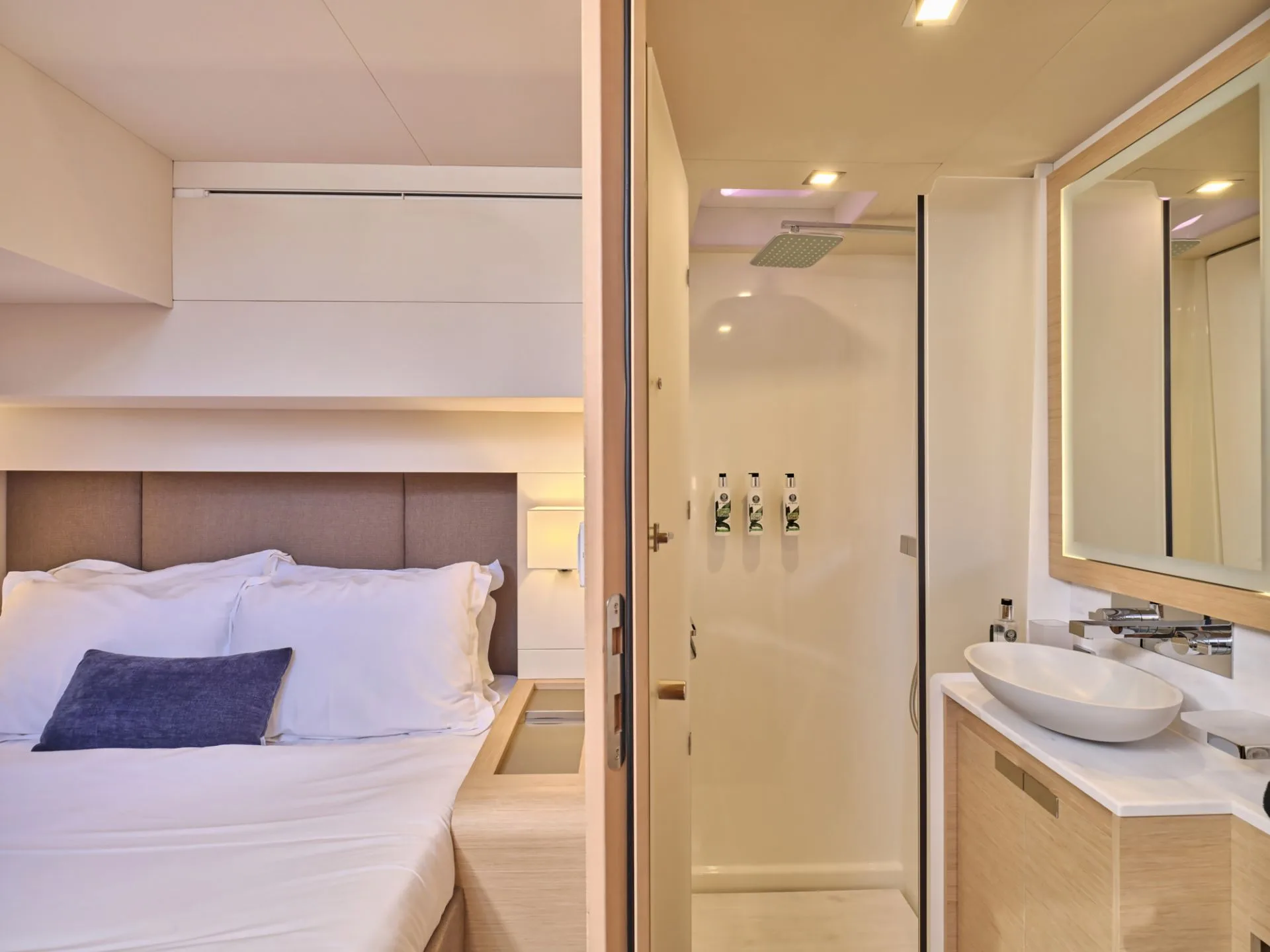 Power 67 MAJESTY OF GREECE – Guest cabin with en-suite