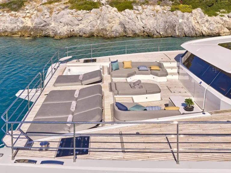 Power 80 ALINA – Foredeck lounge and sunbeds