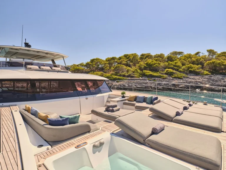 Power 80 ALINA – Foredeck Jacuzzi and sunpads