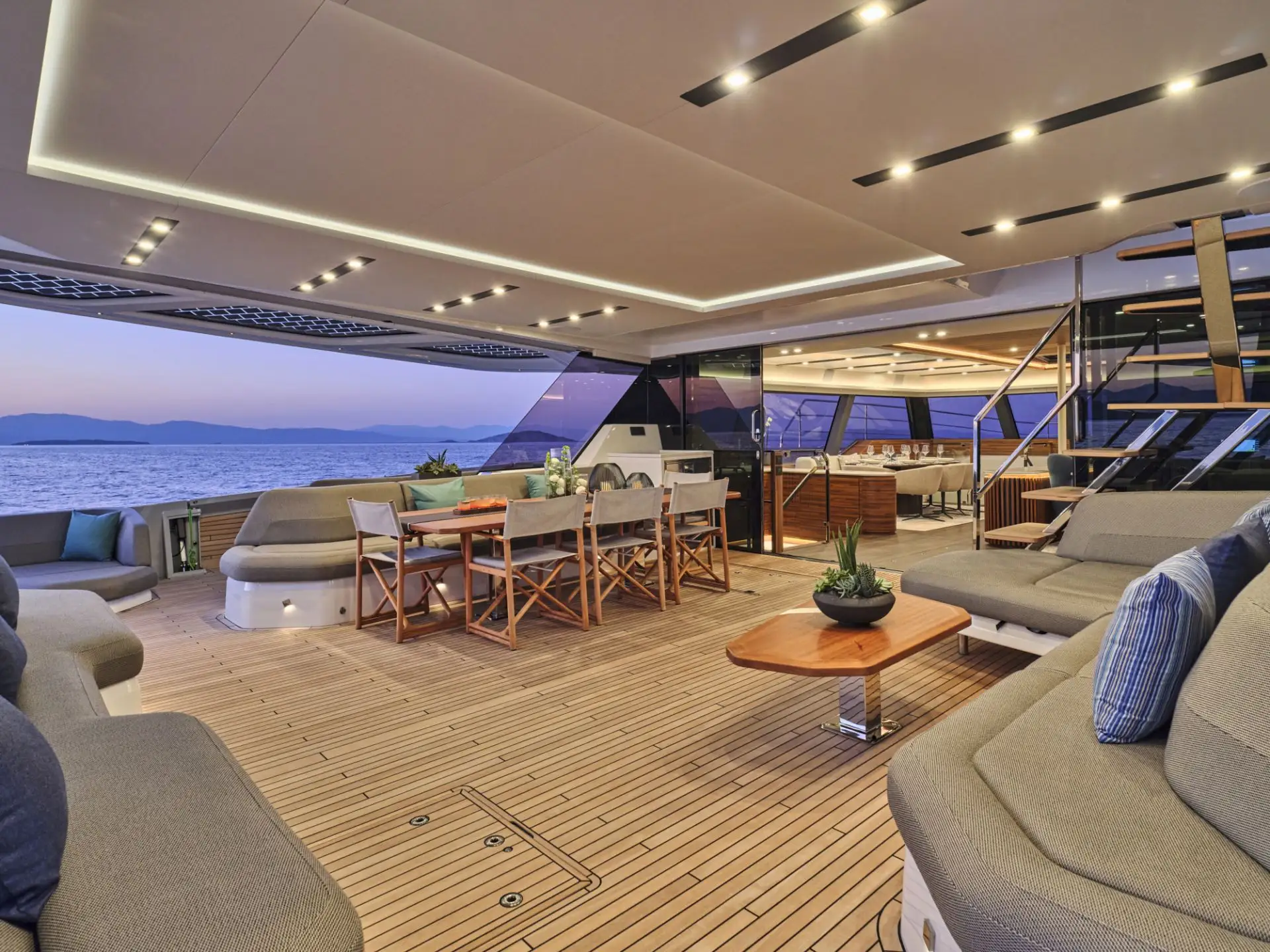 Power 80 ALINA – Aft cockpit lounge and dining