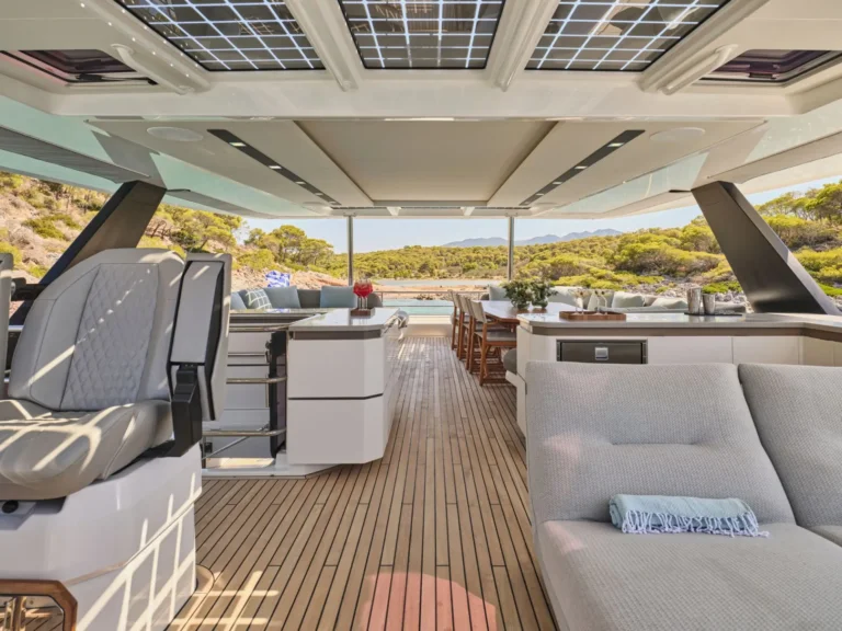 Power 80 ALINA – Flybridge helm and lounge