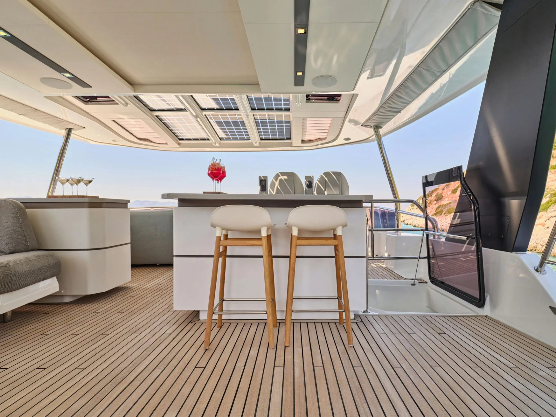 Power 80 ALINA – Flybridge bar