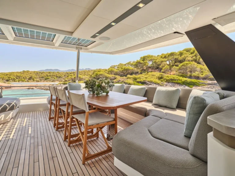 Power 80 ALINA – Flybridge dining area