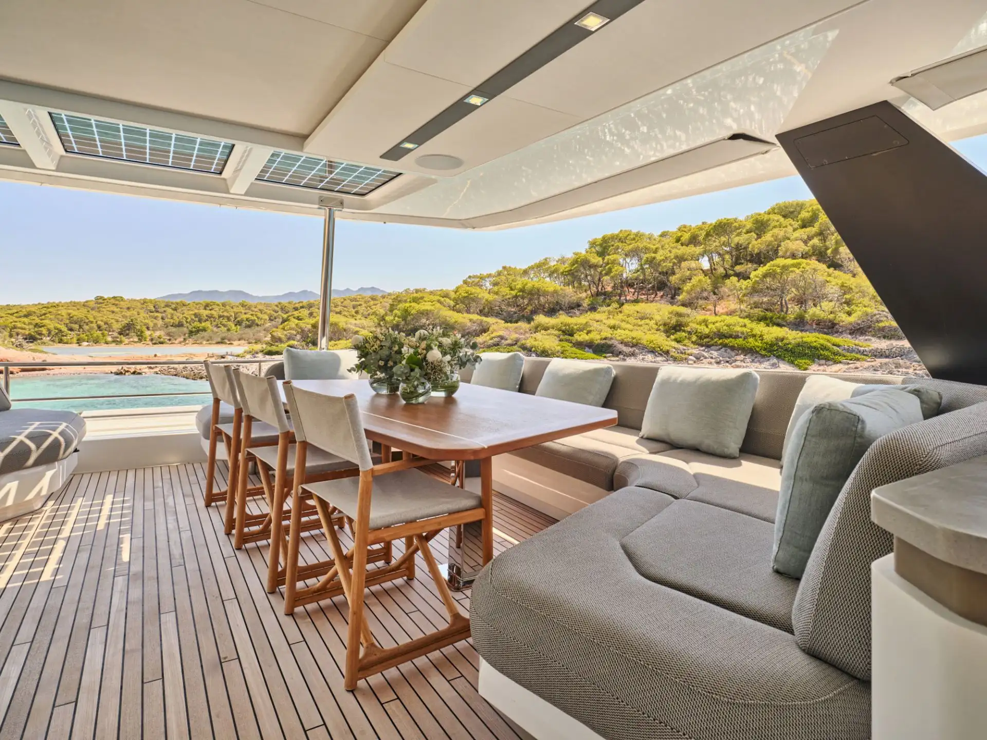 Power 80 ALINA – Flybridge dining area