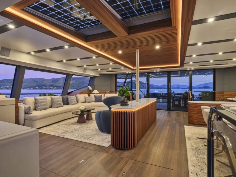 Power 80 ALINA – Saloon and dining area