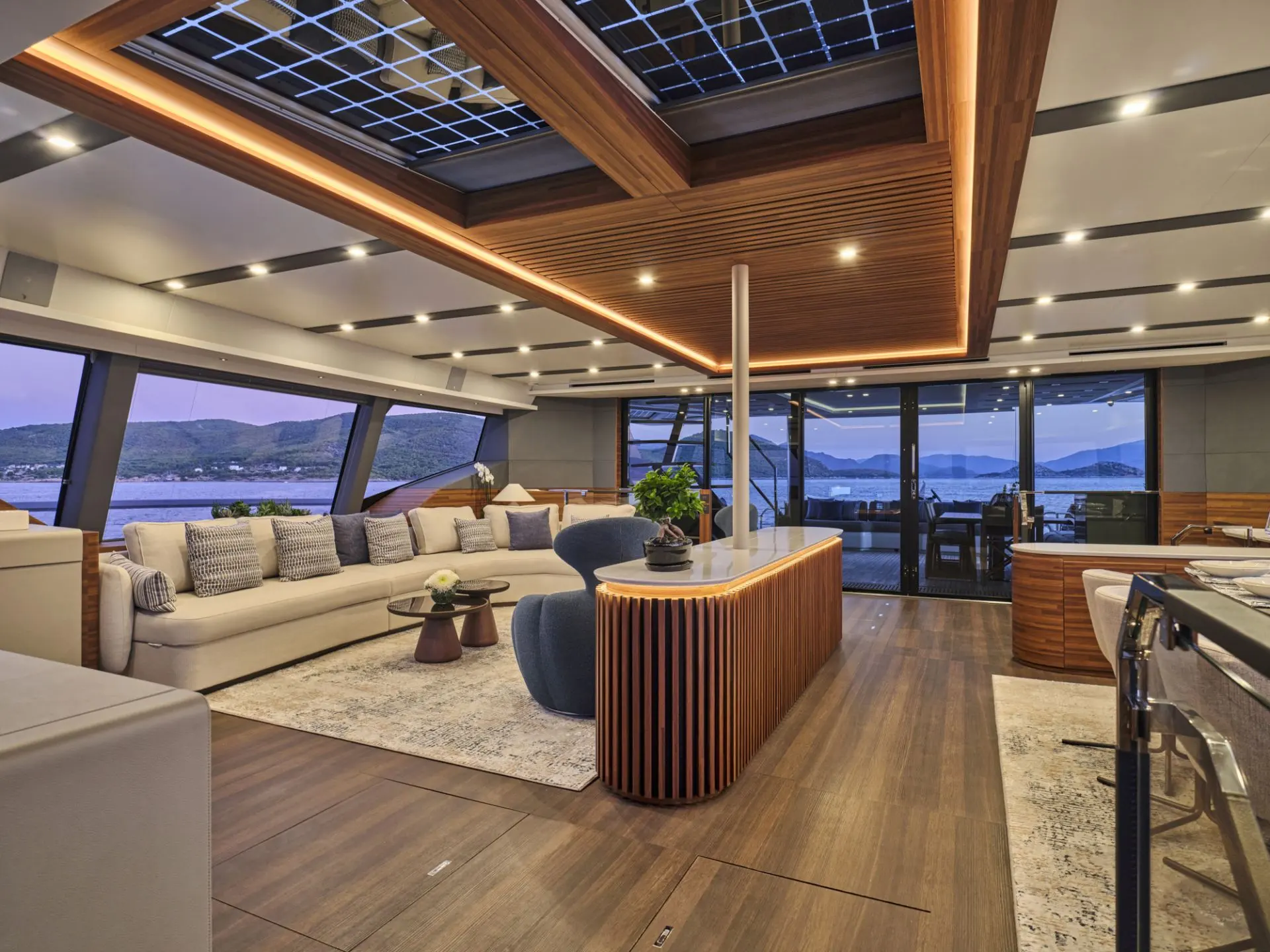 Power 80 ALINA – Saloon and dining area