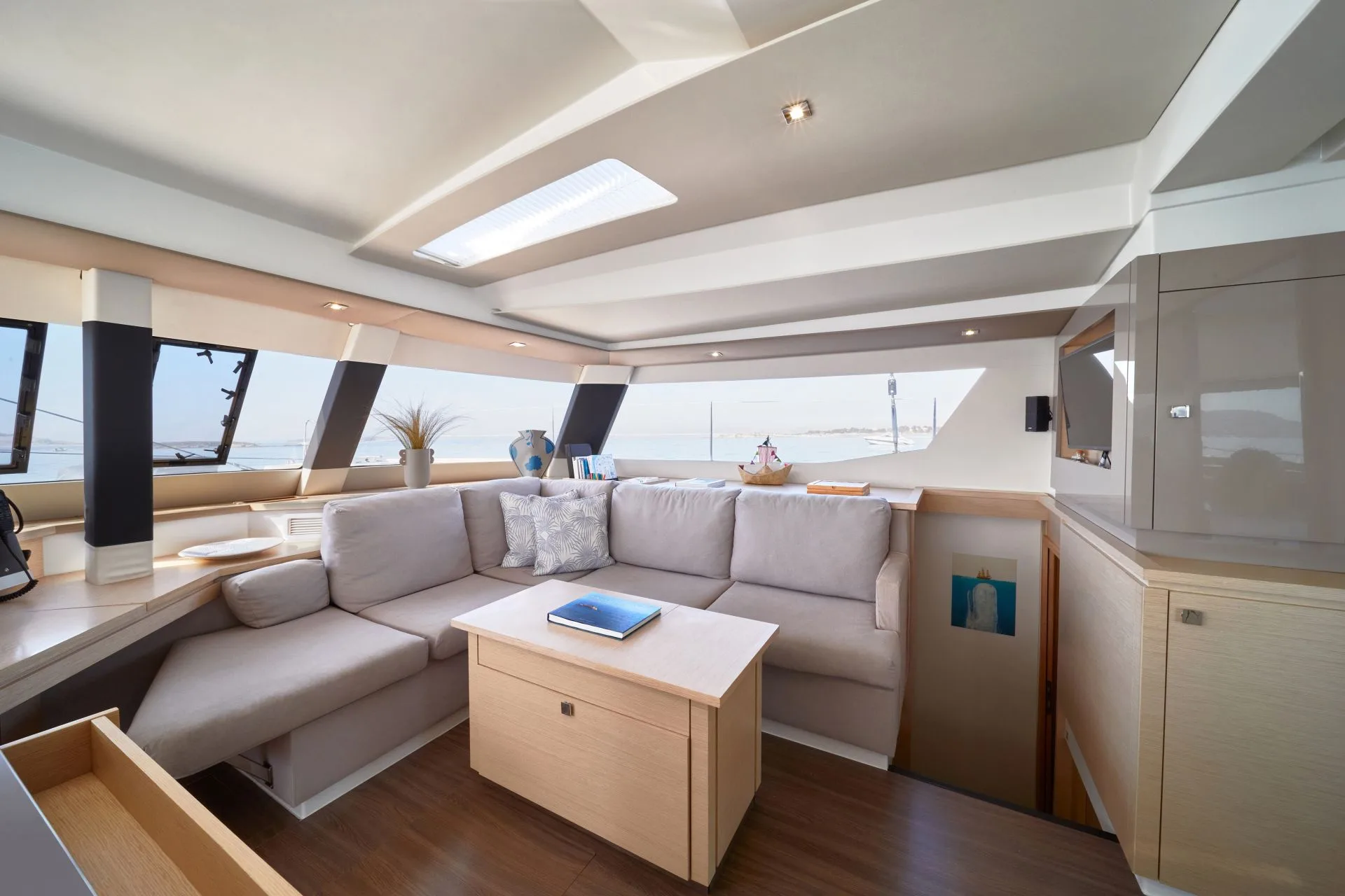 Saba 50 PI 2 – Saloon seating area