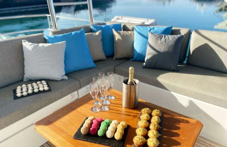 Fountaine Pajot Samana 59 ALLURE – Flybridge seating