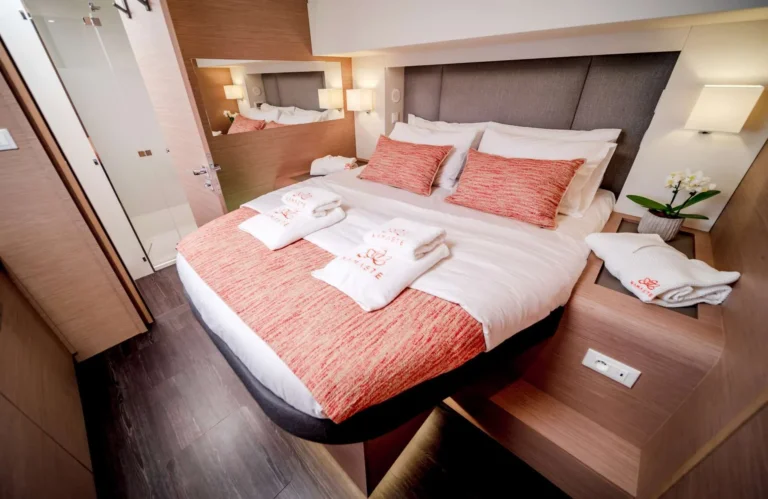 Fountaine Pajot Samana 59 ALLURE – Queen guest cabin