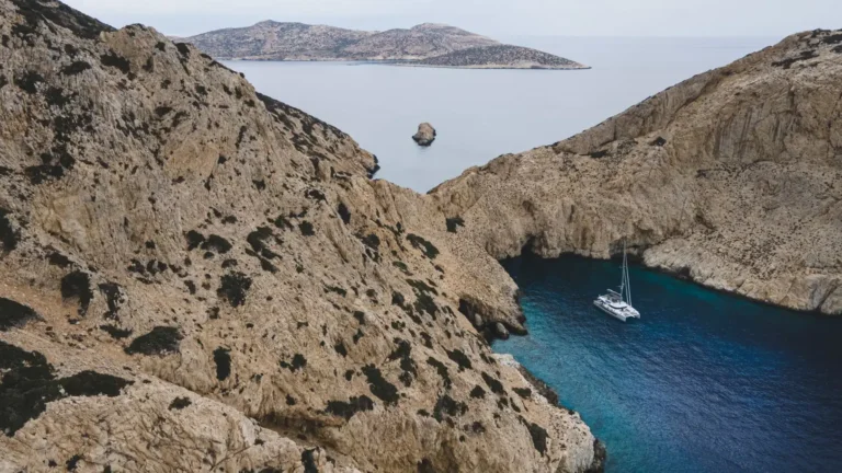 Fountaine Pajot Samana 59 ALLURE – Anchored between cliffs