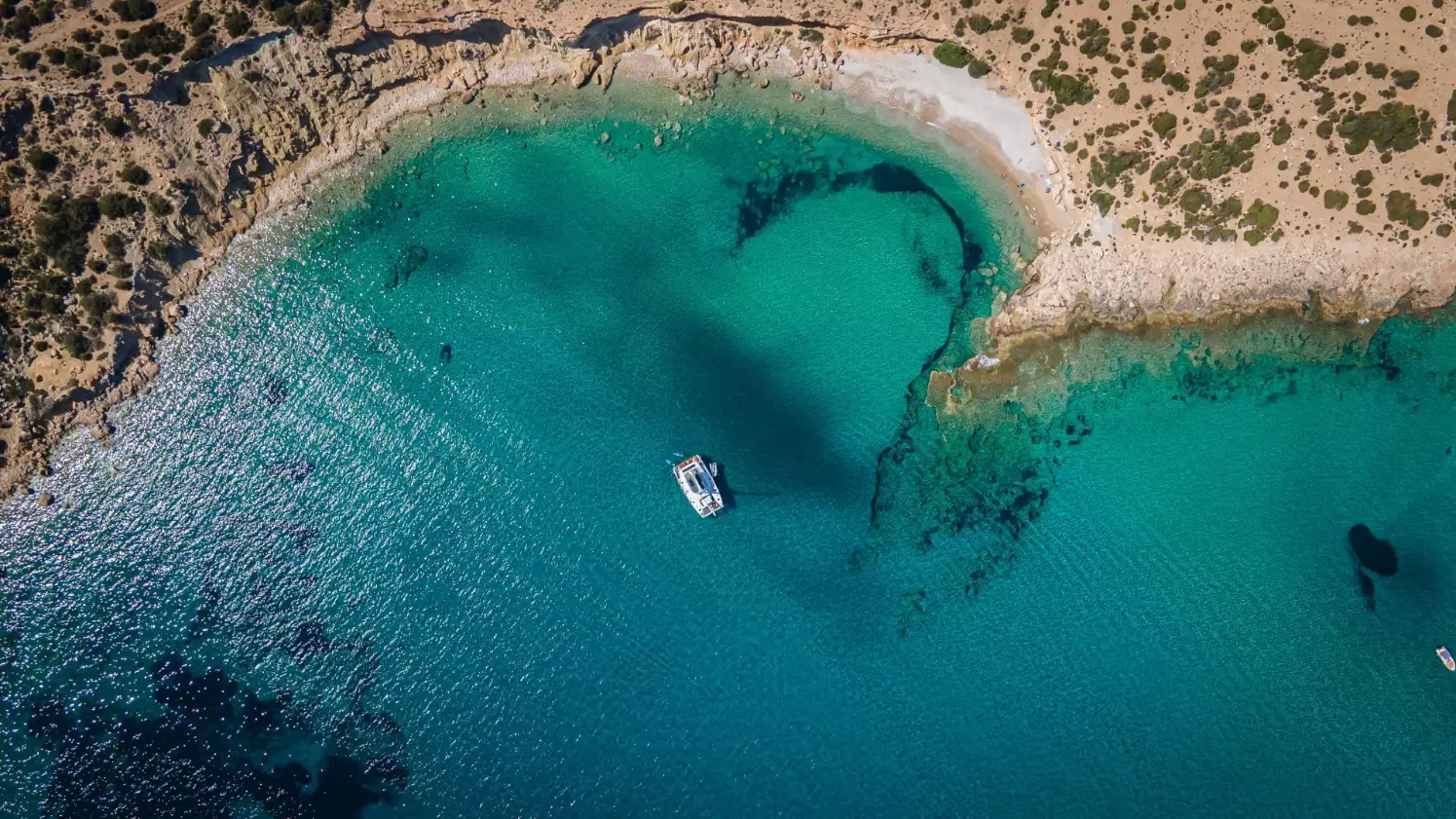Fountaine Pajot Samana 59 ALLURE – Aerial view of a cove