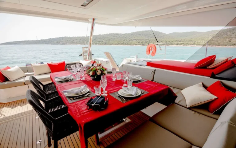 Samana 59 ASTORIA – Aft deck dining