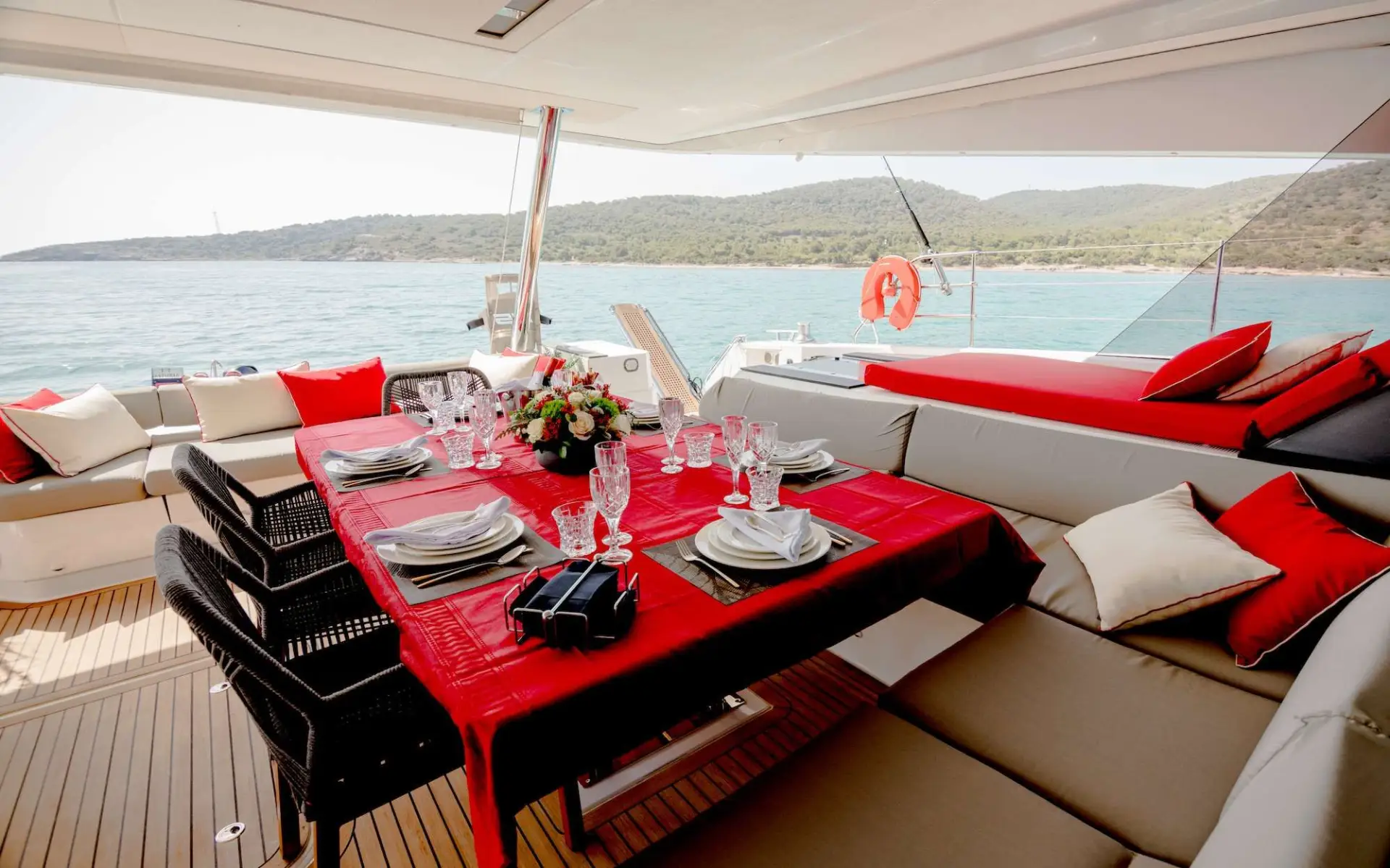 Samana 59 ASTORIA – Aft deck dining