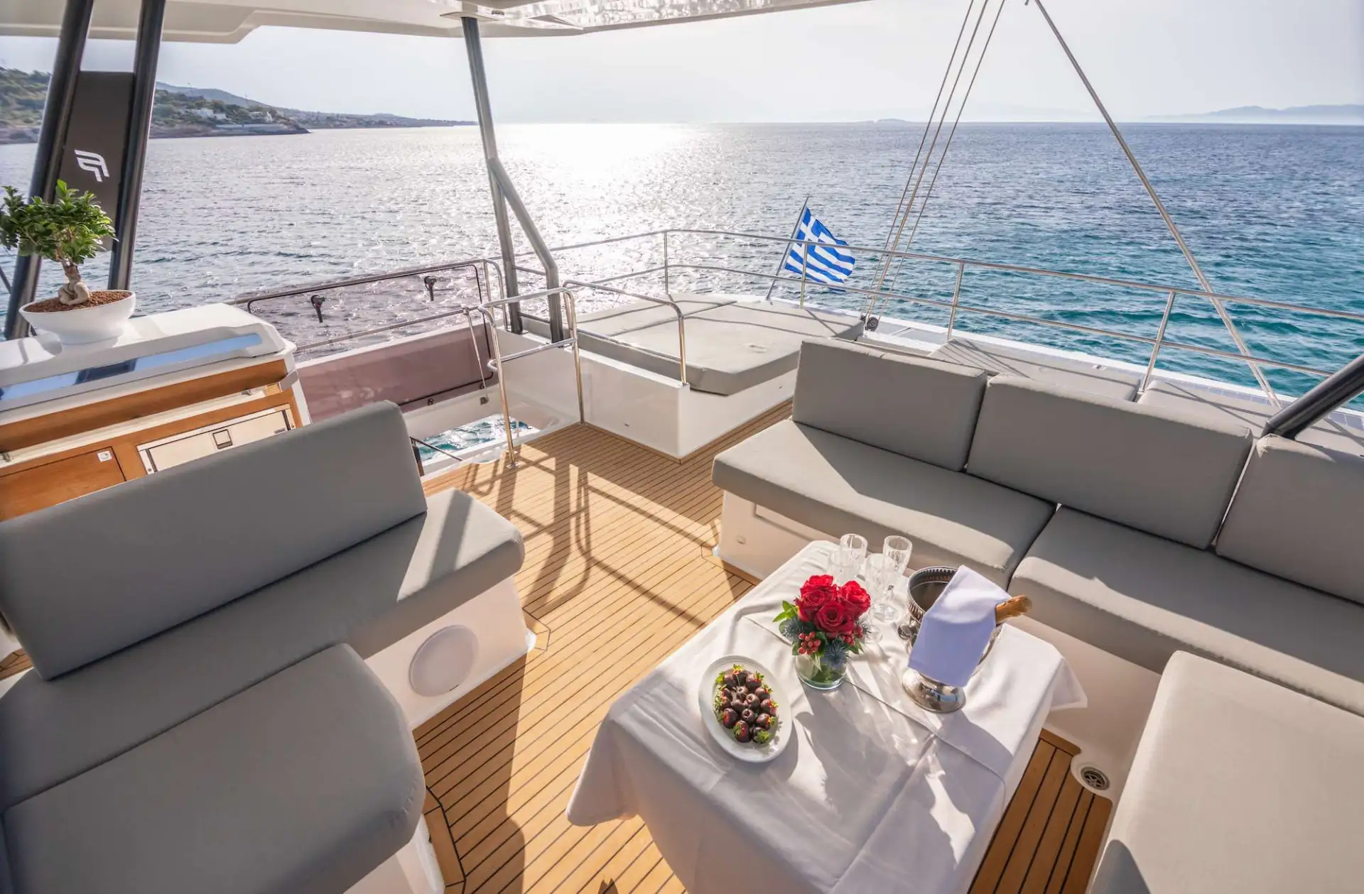 Samana 59 ASTORIA – Flybridge seating