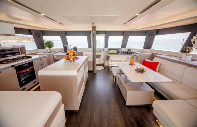 Samana 59 ASTORIA – Main saloon and galley