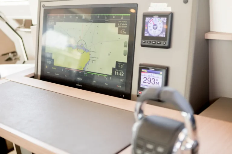 Samana 59 ASTORIA – Navigation station