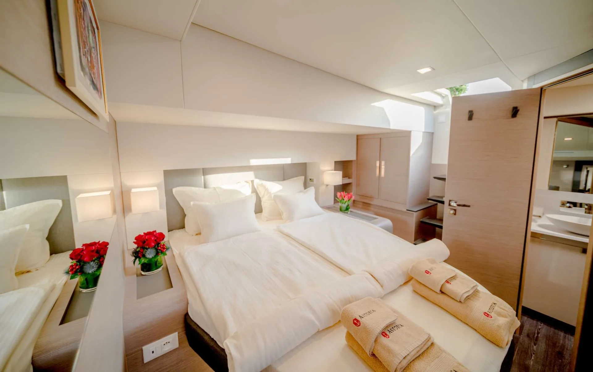 Samana 59 ASTORIA – Queen guest cabin