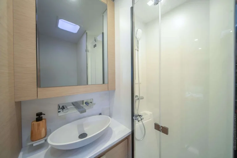 Fountaine Pajot Samana 59 OKINAWA – En-suite bathroom