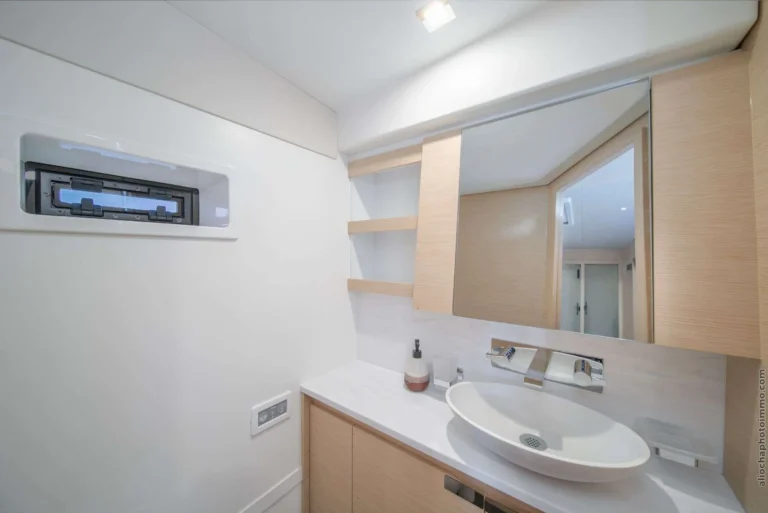 Fountaine Pajot Samana 59 OKINAWA – Guest bathroom