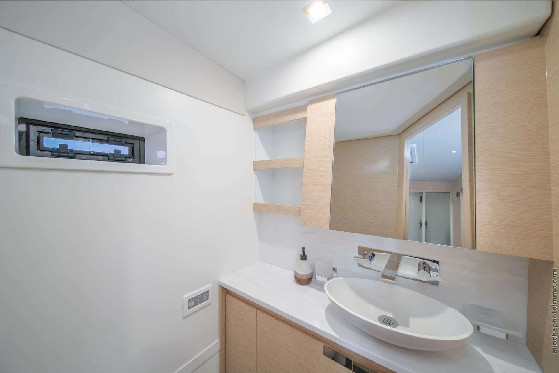 Fountaine Pajot Samana 59 OKINAWA – Guest bathroom