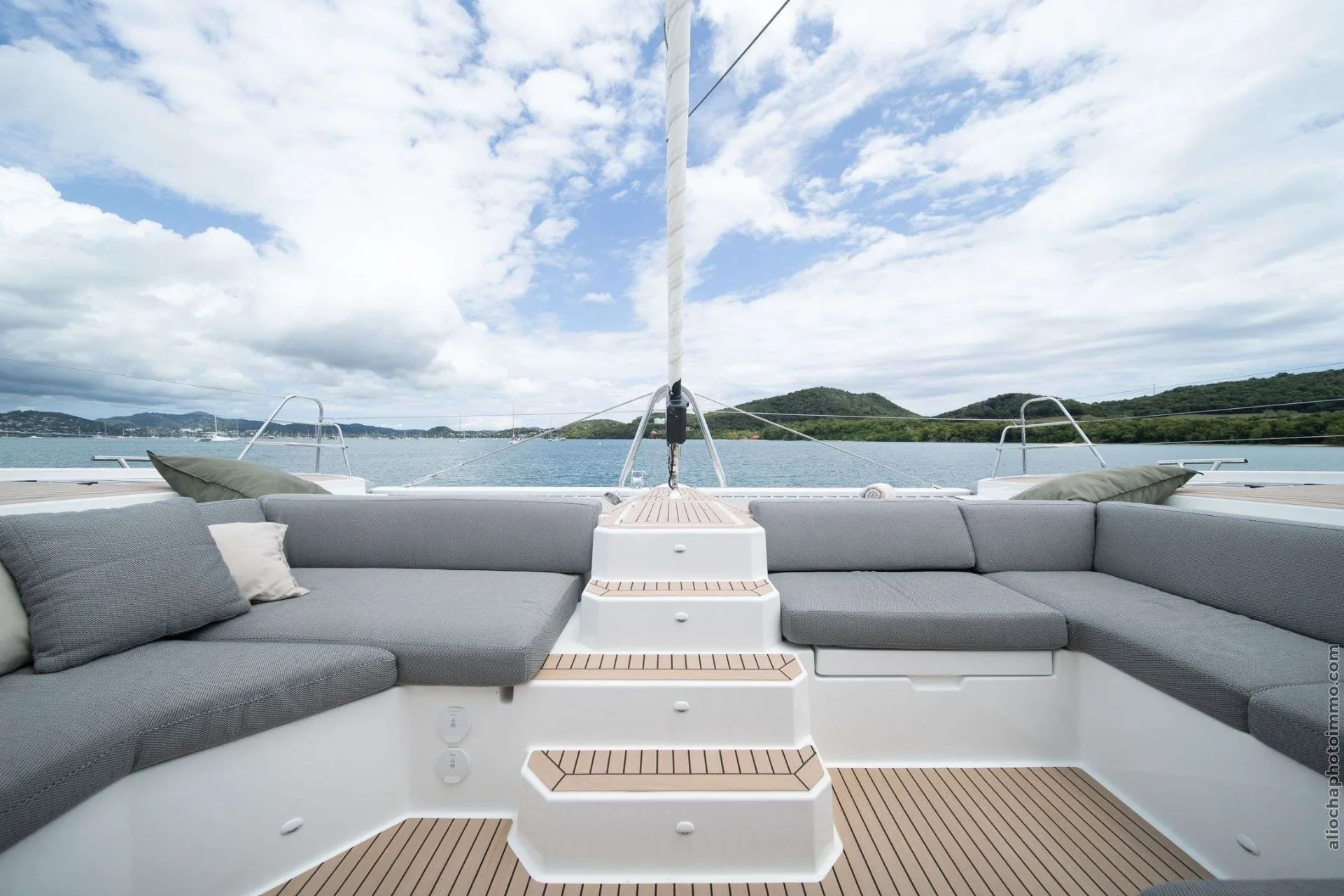 Fountaine Pajot Samana 59 OKINAWA – Foredeck lounge