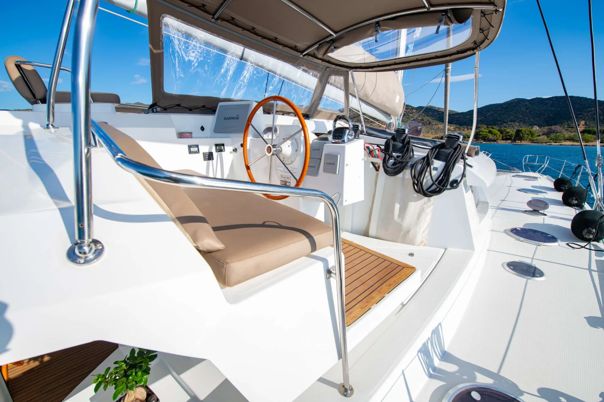 Sanya 57 HIGHJINKS – Helm station