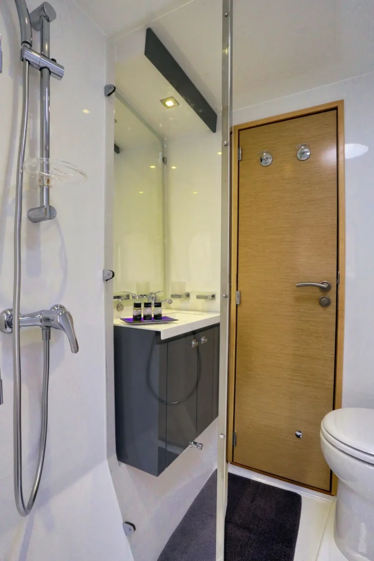 Sanya 57 HIGHJINKS – Guest cabin bathroom
