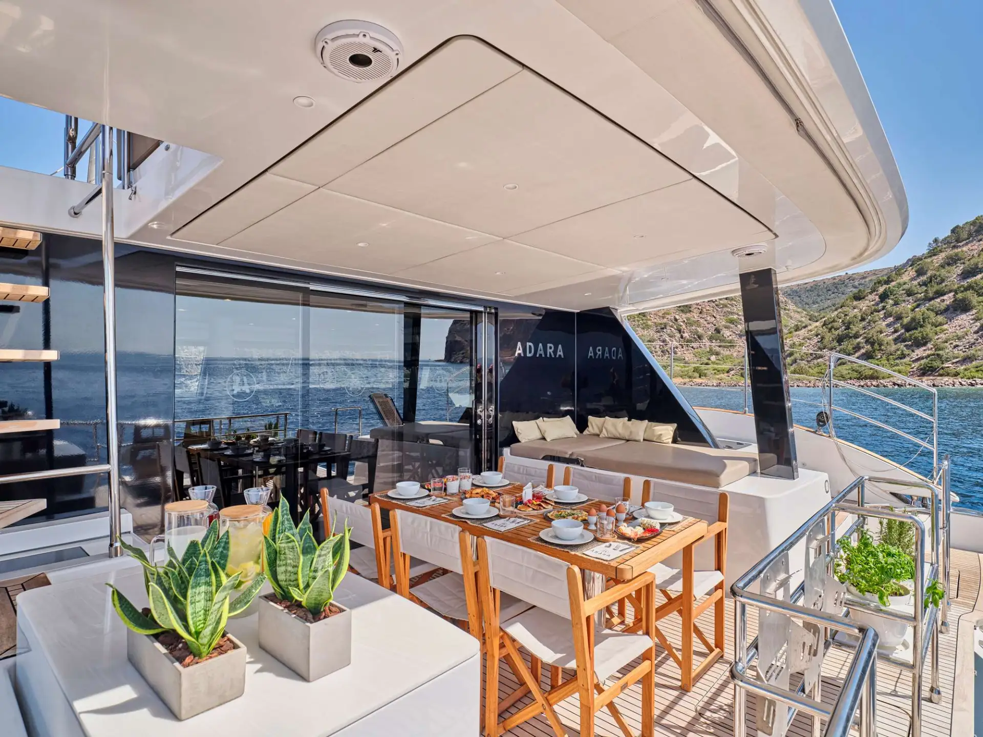 Sunreef 50 ADARA – Aft deck dining