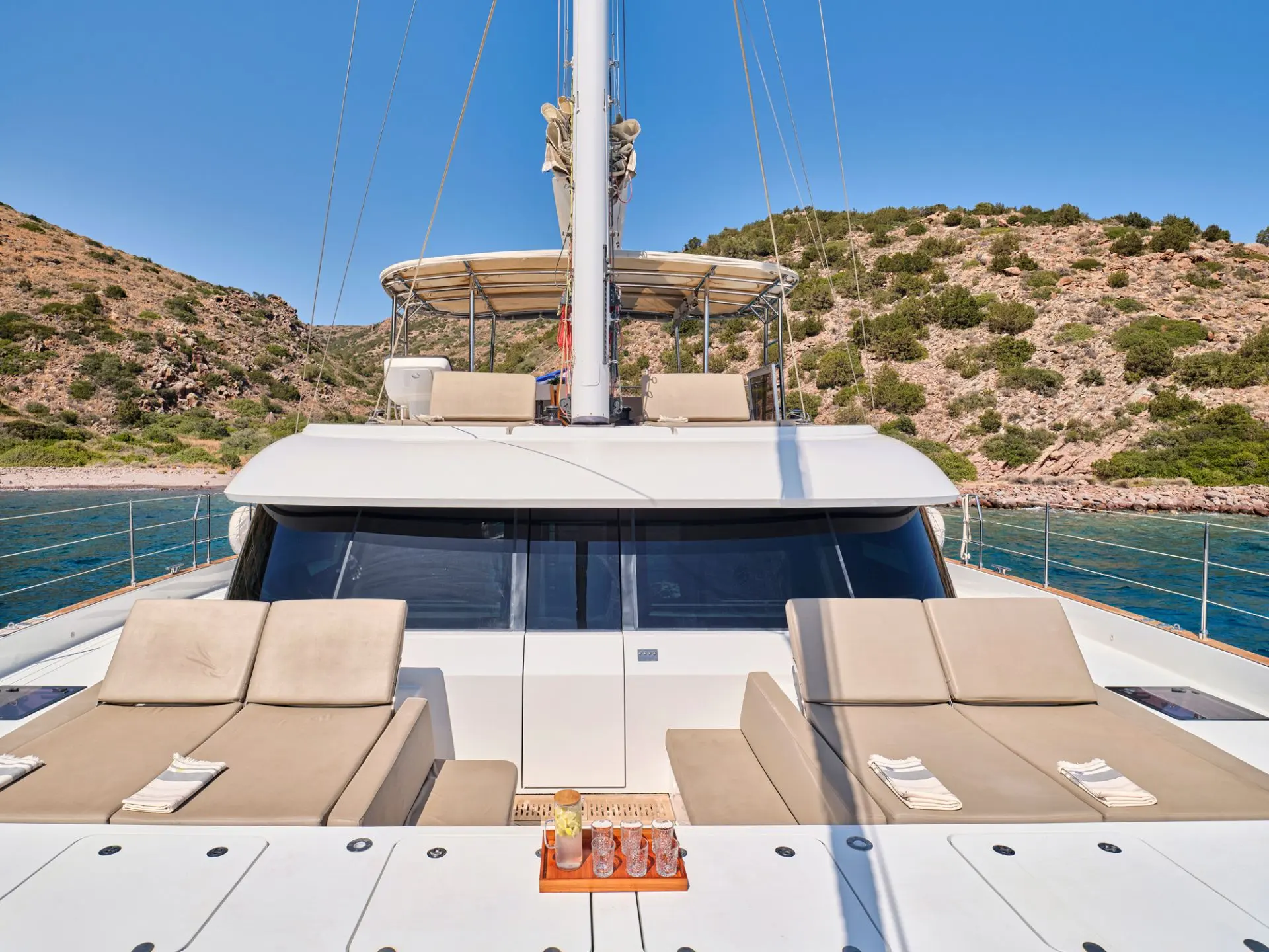 Sunreef 50 ADARA – Foredeck sunbeds