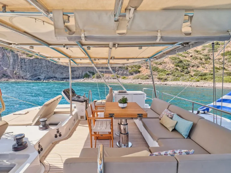 Sunreef 50 ADARA – Flybridge lounge