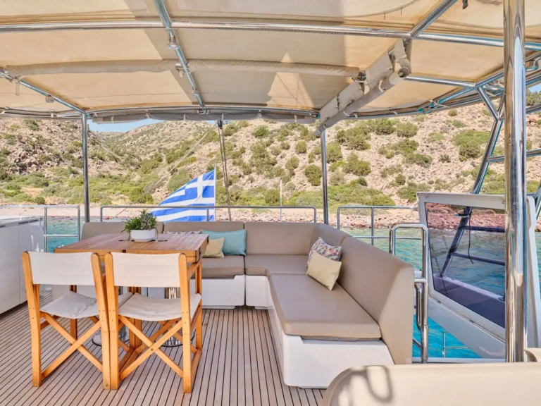 Sunreef 50 ADARA – Flybridge dining area