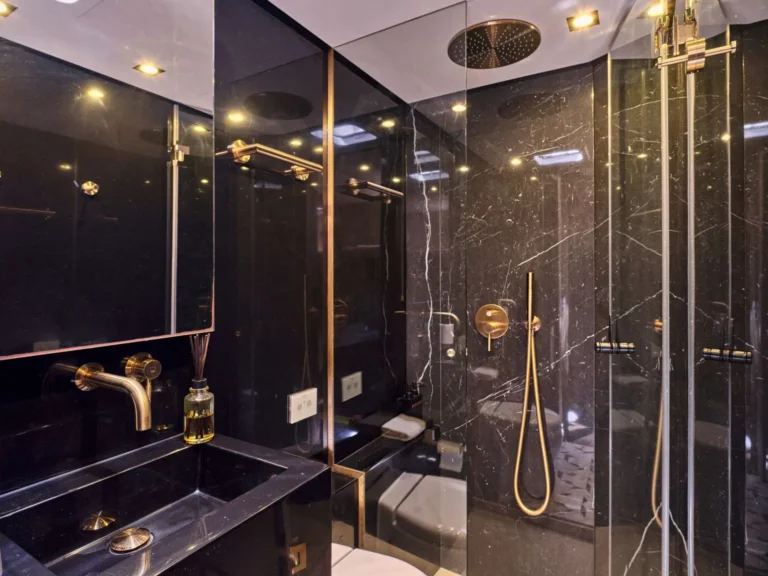 Sunreef 50 ADARA – En-suite bathroom